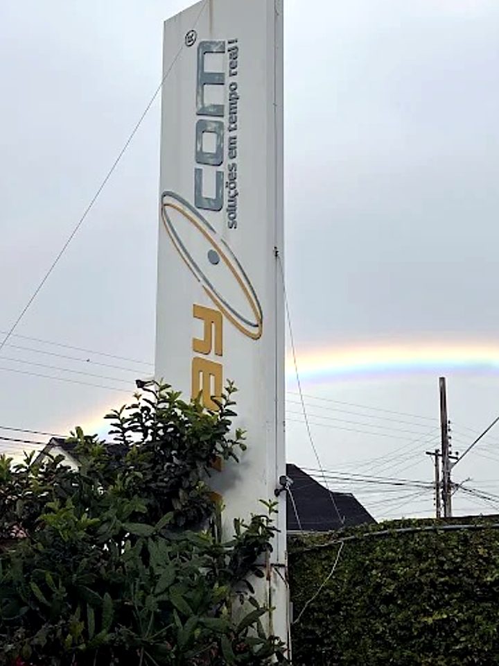 Totem com o logo da MAY COM na entrada da empresa